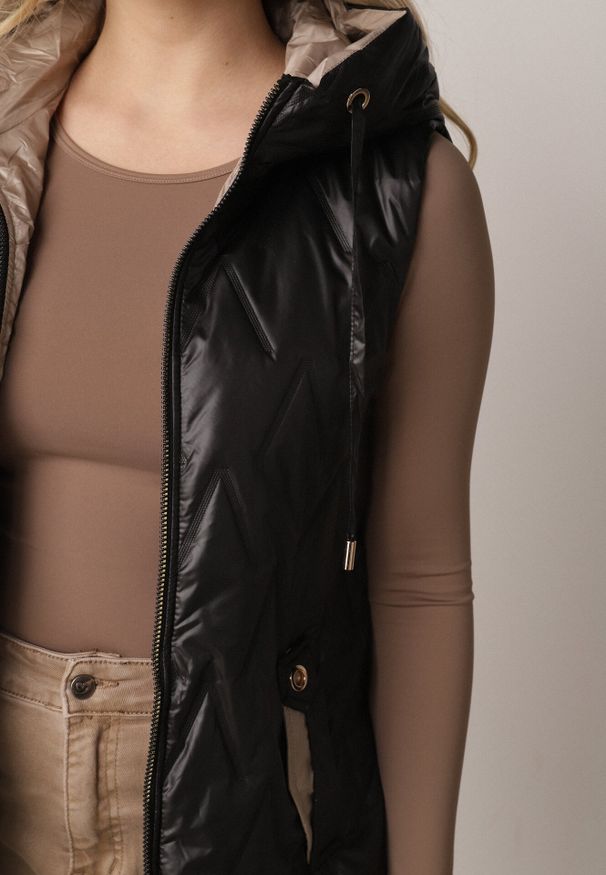 Born2be - Czarna Pikowana Kamizelka o Długim Kroju z Nieodpinanym Kapturem w Romby Dephice. Okazja: na co dzień. Typ kołnierza: kaptur. Kolor: czarny. Materiał: jeans, materiał. Długość: długie. Styl: casual, elegancki