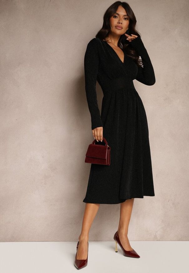 Renee - Czarna Rozkloszowana Sukienka z Wiskozą o Taliowanym Kroju Przeszyta Metaliczną Nicią Mesiel. Okazja: na co dzień. Typ kołnierza: dekolt w kształcie V. Kolor: czarny. Materiał: wiskoza. Długość rękawa: długi rękaw. Typ sukienki: proste. Styl: casual, glamour, elegancki