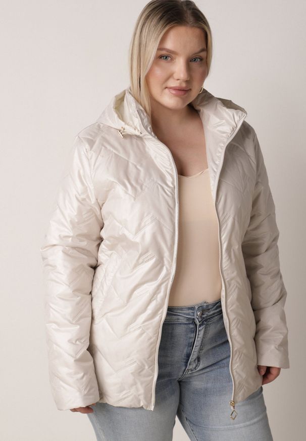 Born2be - Jasnoszara Pikowana Kurtka Przejściowa o Prostym Kroju z Kapturem Vimoris. Okazja: na spacer, na co dzień. Typ kołnierza: kaptur. Kolekcja: plus size. Kolor: szary. Materiał: jeans, poliester. Styl: elegancki, casual