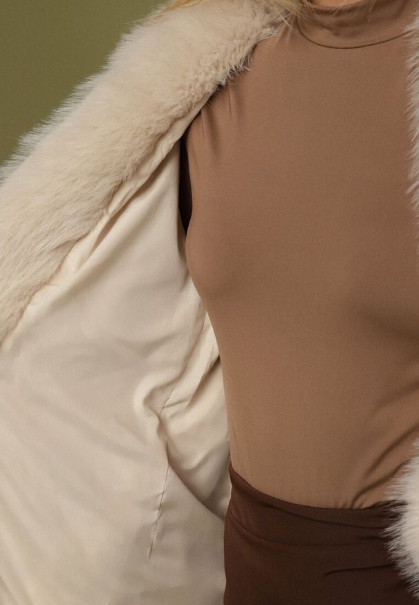 Born2be - Beżowa Kurtka Futerko o Prostym Kroju z Cienkim Wiązanym Paskiem Casatte. Okazja: do pracy, na spotkanie biznesowe. Typ kołnierza: golf. Kolor: beżowy. Materiał: futro. Wzór: aplikacja. Styl: biznesowy