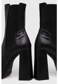 Karl Lagerfeld Jeans sztyblety skórzane STAK HEEL II damskie kolor czarny na słupku KLJ93140. Kolor: czarny. Materiał: skóra. Obcas: na słupku. Wysokość obcasa: średni #3