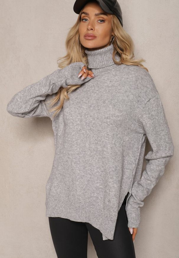 Renee - Szary Asymetryczny Golf o Klasycznym Kroju z Długim Rękawem Serattia. Okazja: na co dzień. Typ kołnierza: golf. Kolor: szary. Materiał: jeans. Długość rękawa: długi rękaw. Długość: długie. Styl: klasyczny