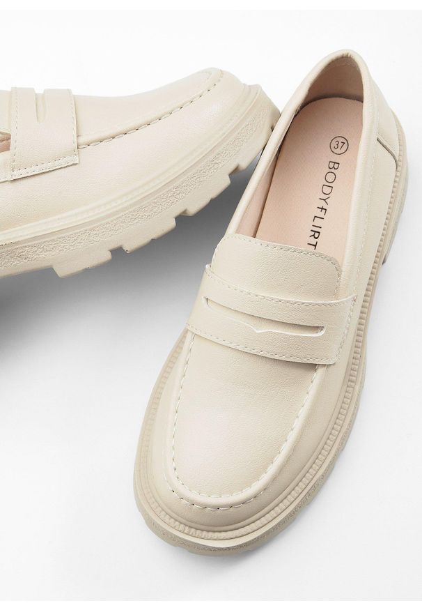 bonprix - Loafersy chunky na lekkiej podeszwie. Kolor: beżowy