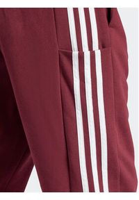 Adidas - adidas Spodnie dresowe Essentials IS1366 Czerwony Regular Fit. Kolor: czerwony. Materiał: bawełna #5
