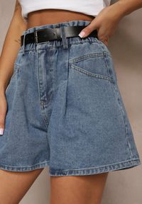 Renee - Niebieskie Szorty Jeansowe z Gumką w Talii i Paskiem Zdobione Przeszyciami Alanissa. Okazja: na co dzień. Stan: podwyższony. Kolor: niebieski. Materiał: jeans. Wzór: aplikacja. Sezon: lato. Styl: casual