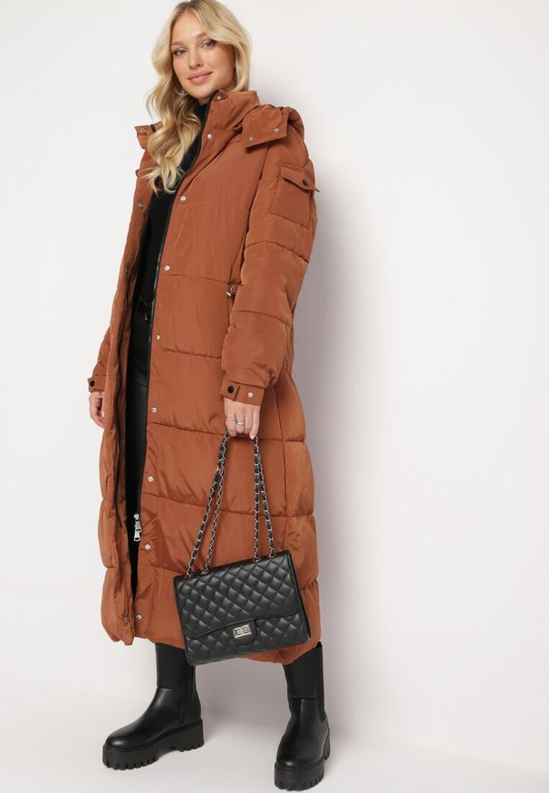 Born2be - Brązowa Długa Kurtka Płaszcz Pikowana z Kapturem Bellique. Typ kołnierza: kaptur. Kolor: brązowy. Długość: długie. Wzór: aplikacja