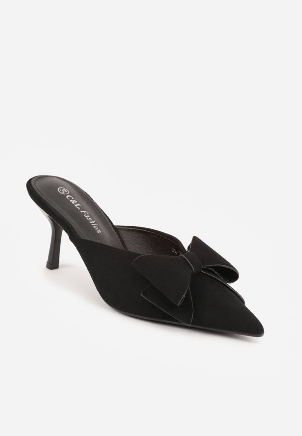 Renee - Czarne Klapki Mule na Szpilce z Kokardką Kimoseis. Nosek buta: otwarty. Kolor: czarny. Materiał: skóra, zamsz. Wzór: aplikacja. Sezon: lato. Obcas: na szpilce. Wysokość obcasa: średni