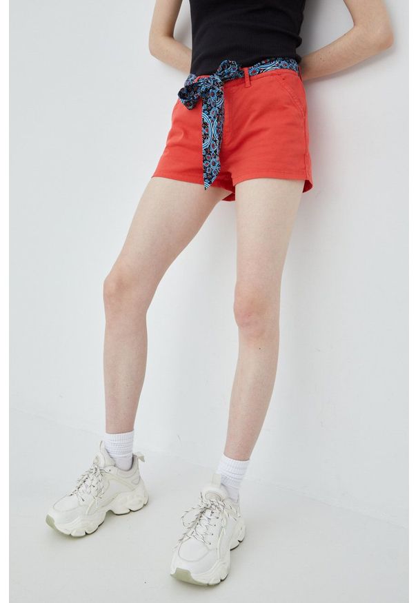 Superdry szorty damskie kolor czerwony gładkie medium waist. Okazja: na co dzień. Kolor: czerwony. Materiał: bawełna, tkanina. Wzór: gładki. Styl: casual