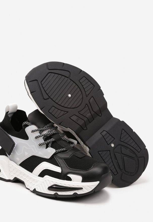 Born2be - Czarne Sneakersy Streetwearowe na Podeszwie z Tłoczeniami i Rzepem Zilanne. Okazja: na co dzień. Zapięcie: rzepy. Kolor: czarny. Materiał: jeans. Obcas: na płaskiej podeszwie