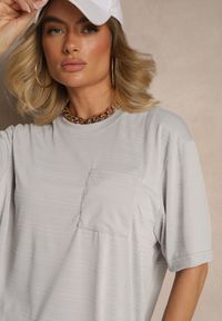 Renee - Jasnoszara Koszulka T-shirt z Naszytą Kieszonką TLanitra. Okazja: na co dzień. Kolor: szary. Materiał: jeans. Wzór: aplikacja. Sezon: lato, wiosna. Styl: elegancki, casual