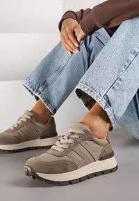 Born2be - Ciemnobeżowe Sneakersy z Ozdobnymi Przeszyciami Alentia. Okazja: na co dzień, na spacer. Kolor: beżowy. Materiał: jeans. Sport: turystyka piesza #5