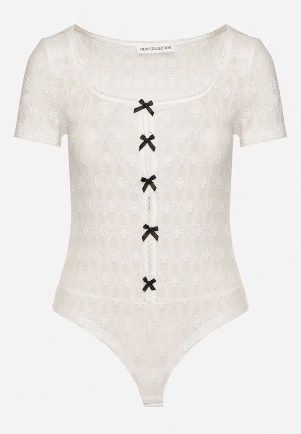 Born2be - Białe Dopasowane Body z Tłoczonej Tkaniny Zdobione Wycięciami z Kokardkami Redelina. Okazja: na co dzień. Typ kołnierza: kokarda. Kolor: biały. Materiał: tkanina. Długość rękawa: krótki rękaw. Długość: krótkie. Wzór: aplikacja. Styl: elegancki, casual