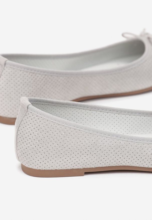 Renee - Szare Balerinki Sthugnaela. Okazja: na co dzień. Zapięcie: bez zapięcia. Kolor: szary. Wzór: aplikacja. Obcas: na płaskiej podeszwie. Styl: casual, elegancki