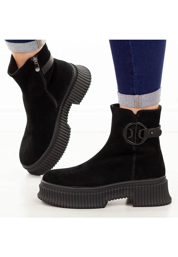 Czarne skórzane botki damskie T.Sokolski 519. Okazja: na spacer, do pracy, na co dzień. Nosek buta: okrągły. Kolor: czarny. Materiał: zamsz, skóra. Szerokość cholewki: normalna. Wzór: aplikacja. Sezon: zima, jesień. Styl: elegancki, casual, klasyczny