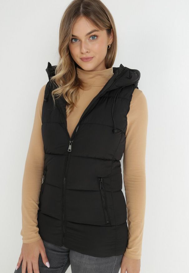 Born2be - Czarna Kamizelka Pikowana z Kapturem Destica. Typ kołnierza: kaptur. Kolor: czarny. Materiał: materiał. Długość rękawa: bez rękawów. Sezon: wiosna, jesień. Styl: klasyczny