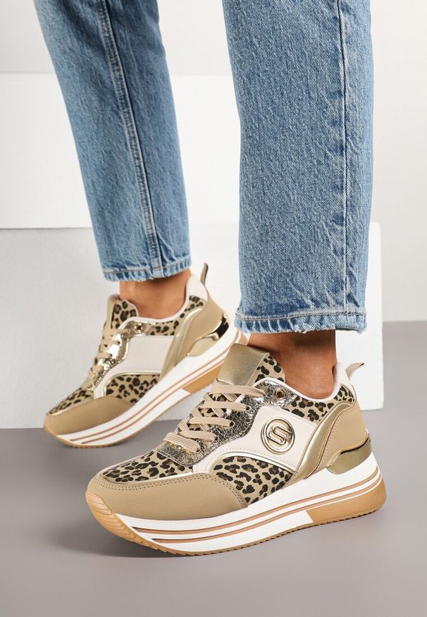 Born2be - Ciemnobeżowe Sneakersy Ozdobione Wzorem w Panterkę na Grubej Podeszwie z Metalicznymi Wstawkami Gonnith. Okazja: na co dzień, na spacer. Kolor: beżowy. Materiał: jeans. Wzór: motyw zwierzęcy, aplikacja. Sezon: jesień, wiosna. Sport: turystyka piesza