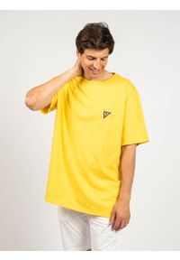 Guess T-Shirt | M0FI0ER9XF0 | Mężczyzna | Żółty. Okazja: na co dzień. Kolor: żółty. Materiał: bawełna. Wzór: nadruk. Styl: casual
