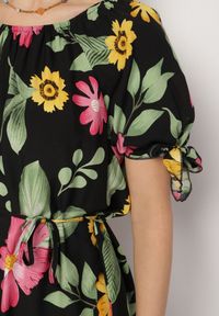Born2be - Czarna Bawełniana Sukienka w Kwiatowy Wzór z Wiązaniem w Talii i na Rękawach Tosmira. Okazja: na co dzień, na spacer. Kolor: czarny. Materiał: bawełna. Wzór: kwiaty. Sezon: lato. Styl: casual, elegancki #6