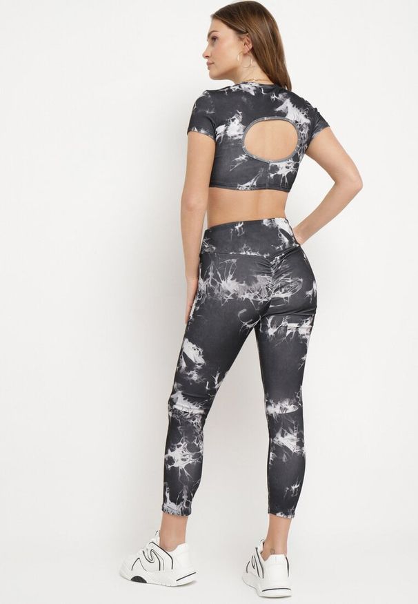 Born2be - Czarny Komplet Sportowy z Wzorem Tie-Dye Top z Krótkimi Rękawami i Leggisy Larvena. Kolor: czarny