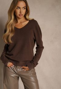 Renee - Brązowy Sweter z Wełną i Wiskozą z Trójkątnym Dekoltem Kaitte. Okazja: na co dzień. Kolor: brązowy. Materiał: wiskoza, wełna. Styl: elegancki, casual