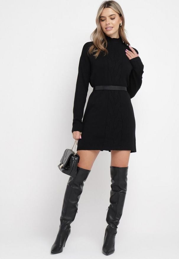 Born2be - Czarny Oversizowy Sweter Golf z Wiskozą i Ozdobnym Splotem z Przodu Goyanes. Okazja: na co dzień, do pracy, na spotkanie biznesowe. Typ kołnierza: golf. Kolor: czarny. Materiał: wiskoza. Wzór: ze splotem. Styl: biznesowy, casual