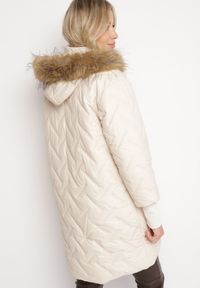 Born2be - Jasnobeżowa Pikowana Kurtka z Odpinanym Kapturem i Futerkiem Ozdobiona Ściągaczami Ellonaria. Okazja: na co dzień, na spacer. Kolor: beżowy. Materiał: futro. Wzór: aplikacja. Sezon: zima. Styl: casual, elegancki #2