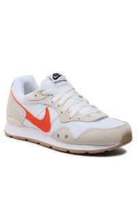 Buty Nike Venture Runner CK2948 109 White/Rush Orange/Summit White. Kolor: biały. Materiał: materiał