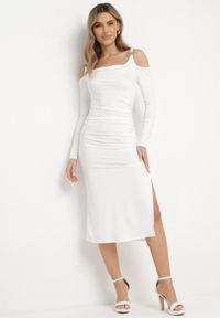 Born2be - Biała Koktajlowa Sukienka z Wyciętym Ramionami z Klamerką i Marszczeniem Glimie. Kolor: biały. Styl: wizytowy #1