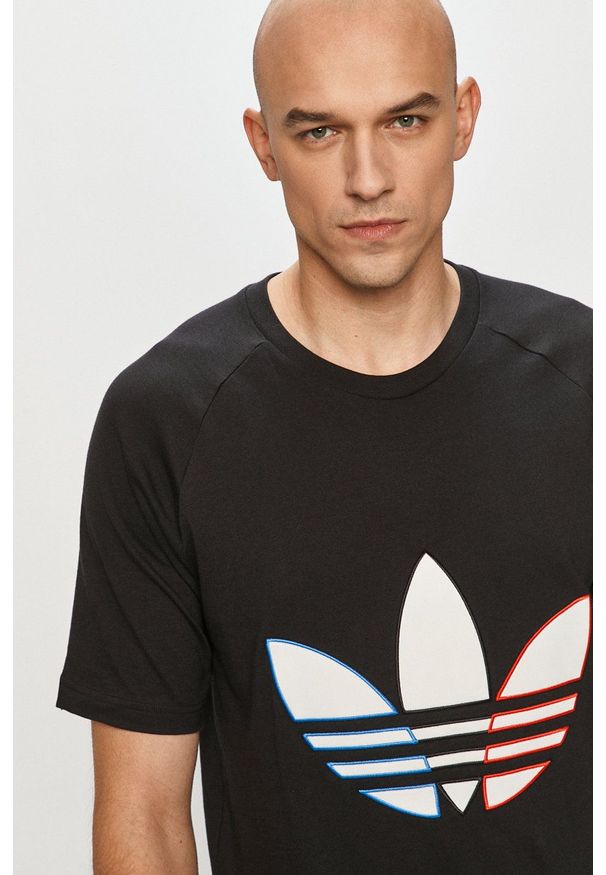 adidas Originals - T-shirt. Kolor: czarny. Długość rękawa: raglanowy rękaw. Wzór: aplikacja