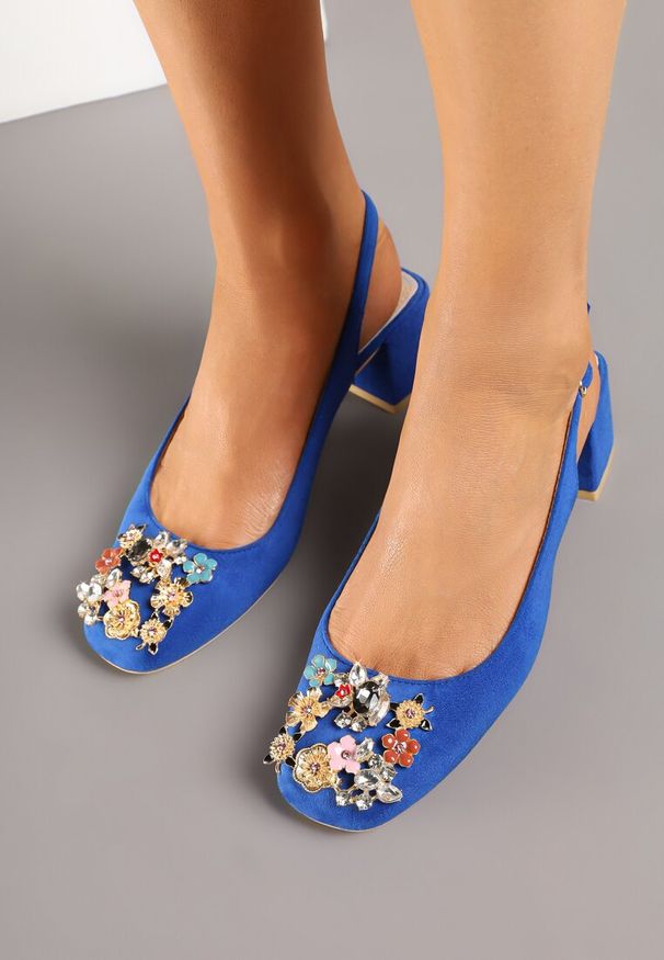 Renee - Niebieskie Sandały Vices na Słupku Slingback ze Skórzaną Wkładką i Cyrkoniami Nimirune. Okazja: na co dzień. Zapięcie: sprzączka. Kolor: niebieski. Materiał: skóra. Wzór: aplikacja. Obcas: na słupku. Styl: casual. Wysokość obcasa: średni