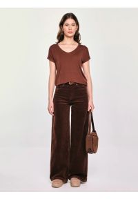 Big-Star - Koszulka damska o luźnym kroju brązowa Valeria 804. Typ kołnierza: dekolt w serek. Kolor: brązowy. Materiał: jeans, dzianina, wiskoza, skóra. Długość rękawa: krótki rękaw. Długość: krótkie. Styl: klasyczny