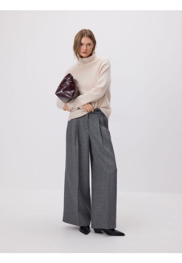 Reserved - Spodnie z zakładkami - ciemnoszary. Kolor: szary. Materiał: tkanina