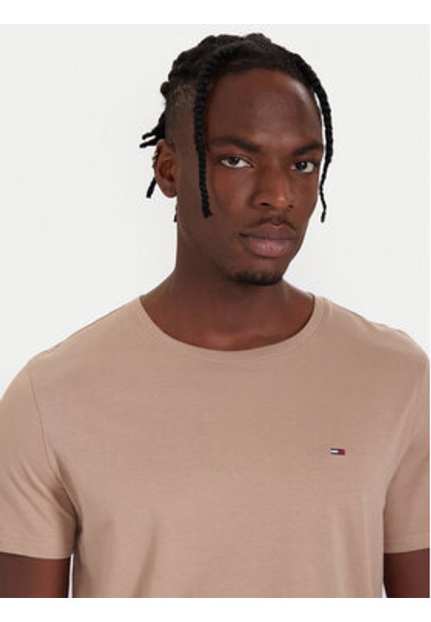 Tommy Jeans T-Shirt DM0DM04411 Beżowy Regular Fit. Kolor: beżowy. Materiał: bawełna