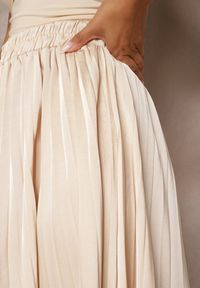 Renee - Beżowa Asymetryczna Spódnica Plisowana High Waist z Gumką w Talii i Koronkowymi Wstawkami Reslifa. Stan: podwyższony. Kolor: beżowy. Materiał: koronka. Sezon: lato