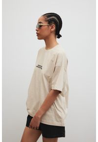 Marsala - T-shirt typu oversize z HAFTEM w kolorze LATTE MELANGE - RUST-XS/S. Materiał: dzianina, bawełna, elastan. Wzór: haft. Styl: elegancki, klasyczny