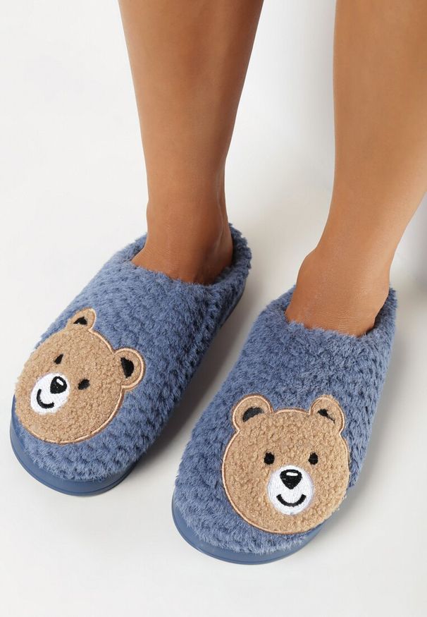 Born2be - Granatowe Kapcie z Miękkiego Futerka Ozdobione Misiem Geraja. Okazja: do domu. Kolor: niebieski. Materiał: futro. Wzór: aplikacja. Styl: elegancki