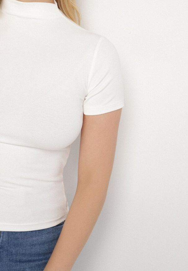 Born2be - Biały Dopasowany T-shirt z Wiskozy z Golfem Isovera. Okazja: na spotkanie biznesowe, do pracy. Typ kołnierza: golf. Kolor: biały. Materiał: wiskoza. Długość rękawa: krótki rękaw. Długość: krótkie. Wzór: aplikacja. Styl: biznesowy, elegancki