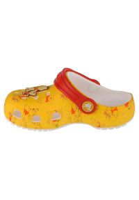 Klapki Crocs Classic Disney Winnie The Pooh T Clog Jr 208358-94S wielokolorowe. Okazja: na co dzień. Kolor: wielokolorowy. Materiał: materiał, guma. Szerokość cholewki: normalna. Wzór: motyw z bajki. Styl: casual