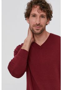 United Colors of Benetton Sweter męski kolor brązowy. Okazja: na co dzień. Kolor: czerwony. Długość rękawa: długi rękaw. Długość: długie. Styl: casual