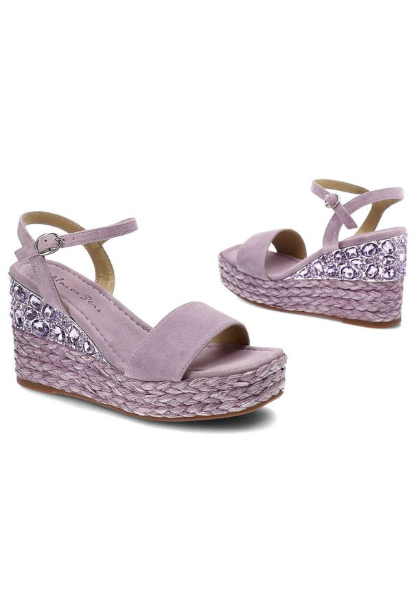 Fioletowe Sandały Alma En Pena Eleganckie Buty Damskie. Okazja: na co dzień. Zapięcie: sprzączka. Kolor: fioletowy. Szerokość cholewki: normalna. Materiał: zamsz, skóra. Sezon: lato. Obcas: na koturnie. Styl: elegancki. Wysokość obcasa: średni