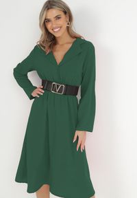 Born2be - Zielona Sukienka Koszulowa z Marszczoną Gumką w Talii Emonia. Kolor: zielony. Długość rękawa: długi rękaw. Typ sukienki: koszulowe. Długość: midi #1