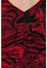 Guess bluzka damska kolor czerwony wzorzysta. Kolor: czerwony. Materiał: dzianina #3