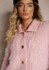 Renee - Jasnofioletowy Kardigan z Wełną Zapinany na Ozdobne Guziki ze Stójką i Puszystą Fakturą Zinavia. Okazja: na co dzień. Typ kołnierza: kołnierzyk stójkowy. Kolekcja: plus size. Kolor: fioletowy. Materiał: wełna. Styl: casual, elegancki
