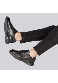 Wittchen - Męskie sneakersy skórzane z poduszką powietrzną czarne. Nosek buta: okrągły. Kolor: czarny. Materiał: skóra. Obcas: na koturnie