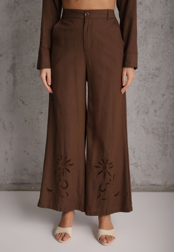 Renee - Brązowy Boho Komplet z Bawełną Koszula i Spodnie z Ażurowymi Zdobieniami Runesa. Kolor: brązowy. Materiał: bawełna. Wzór: aplikacja, ażurowy