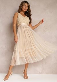 Renee - Beżowa Taliowana Sukienka Midi z Ozdobną Siateczką Celerise. Kolor: beżowy. Długość: midi #1
