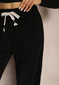 Renee - Czarne Spodnie Dresowe Prążkowane o Szerokim Kroju High Waist Iriallia. Okazja: na co dzień. Stan: podwyższony. Kolor: czarny. Materiał: dresówka, prążkowany. Styl: elegancki, casual #4