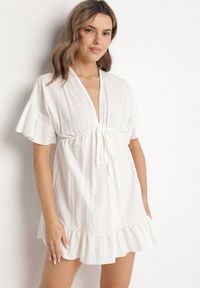 Born2be - Biała Nietoperzowa Sukienka z Wiskozą o Rozkloszowanym Kroju z Falbanką Tullimi. Okazja: na co dzień. Typ kołnierza: dekolt w kształcie V. Kolor: biały. Materiał: wiskoza. Styl: elegancki, casual #3
