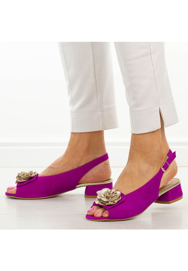 DEONI - Fuksja zamsz skórzane Polskie sandały damskie Deoni D501. Okazja: na co dzień, na spacer. Kolor: różowy. Materiał: skóra, zamsz. Wzór: kwiaty. Sezon: wiosna, lato. Obcas: na obcasie. Styl: wizytowy, casual, klasyczny, elegancki. Wysokość obcasa: niski