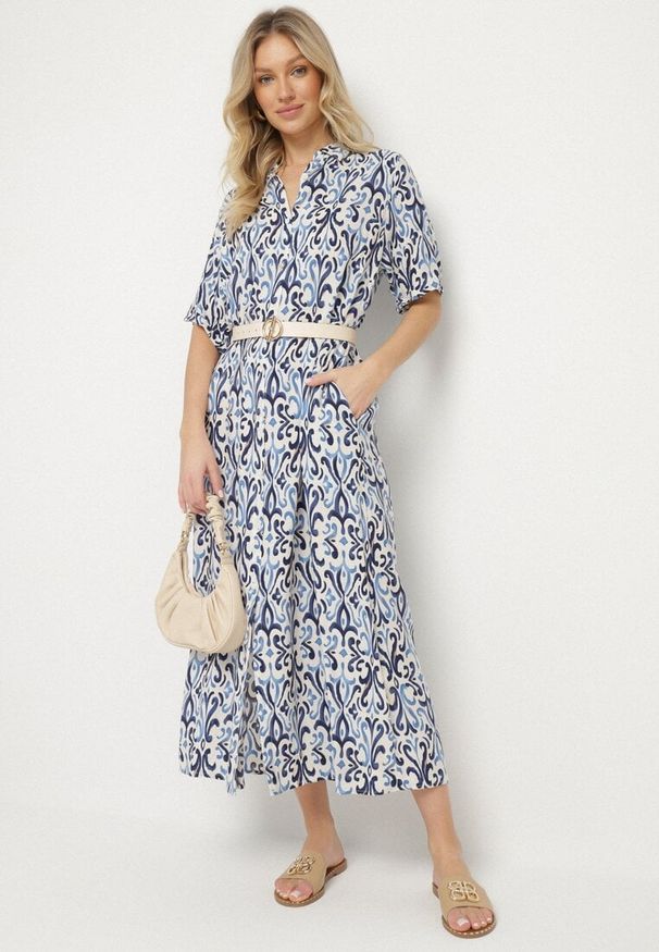 Born2be - Niebieska Sukienka z Wiskozy o Pudełkowym Kroju w Ornamentalny Wzór Ridisa. Okazja: na co dzień, na imprezę. Typ kołnierza: dekolt w kształcie V. Kolor: niebieski. Materiał: wiskoza. Długość rękawa: krótki rękaw. Typ sukienki: proste. Styl: casual, elegancki